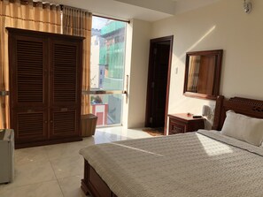 Minibar, desk, free WiFi, bed sheets - Hoang Oanh Hotel (Quy Nhon)
