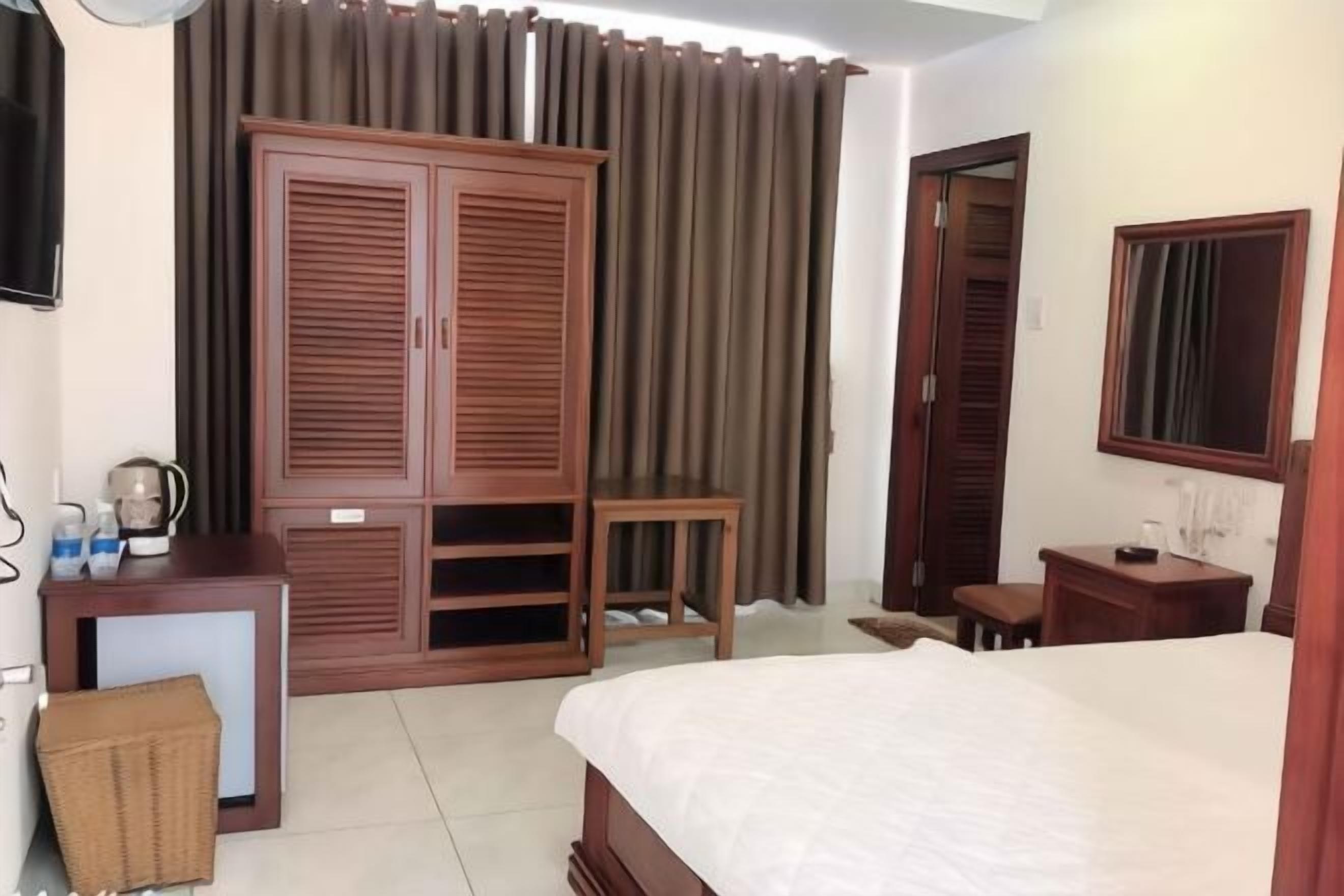 Minibar, desk, free WiFi, bed sheets