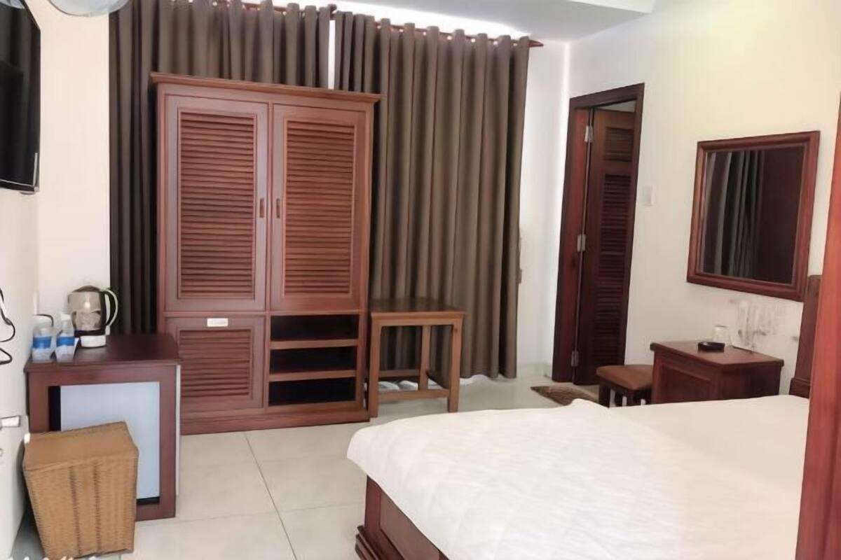 Minibar, desk, free WiFi, bed sheets