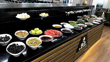 Café da manhã com buffet grátis todos os dias