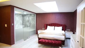 Rom – deluxe | Minibar, safe på rommet, skrivebord og skrivebord for bærbar PC