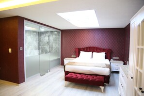 A bedroom with a large bed, a glass closet, and a skylight. - Grand Alin Hotel Tokat (Tokat)