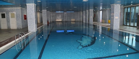 Bar en milieu de piscine