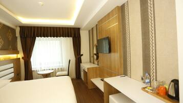 Single Room | Minibar, in-room safe, desk, iron/ironing board