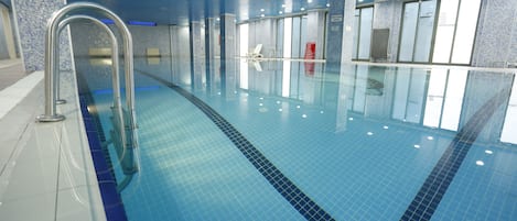 Piscine intérieure, chaises longues