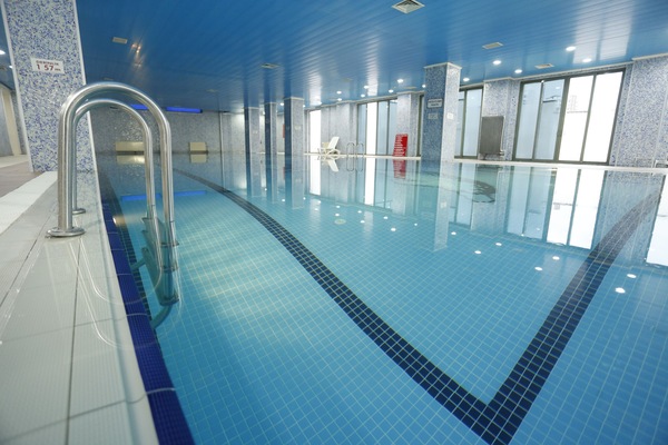Indoor pool, sun loungers