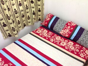 Basic enkelrum - 1 enkelsäng - privat badrum - bottenvåning | Individuell inredning, unika möbler, skrivbord och strykjärn/strykbräda