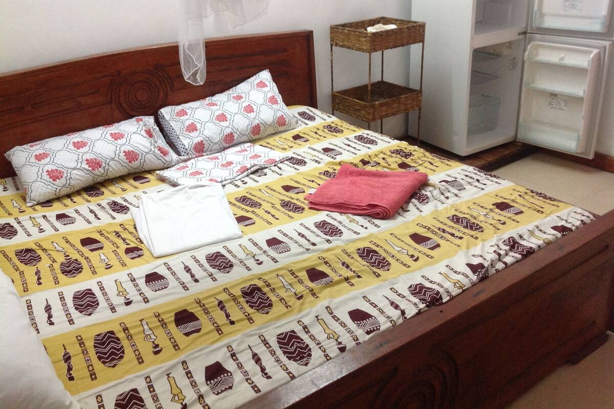 Basic Double Room, 1 King Bed, Ensuite, Courtyard Area | Desk, iron/ironing board, free WiFi, individually decorated