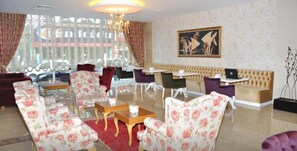 Phục vụ bữa sáng, bữa trưa, bữa tối, món địa phương và quốc tế 