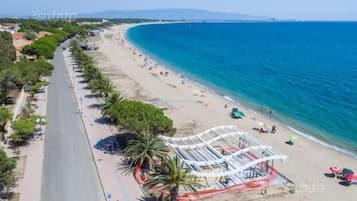 Am Strand, weißer Sandstrand, Schnorcheln, Wasserski