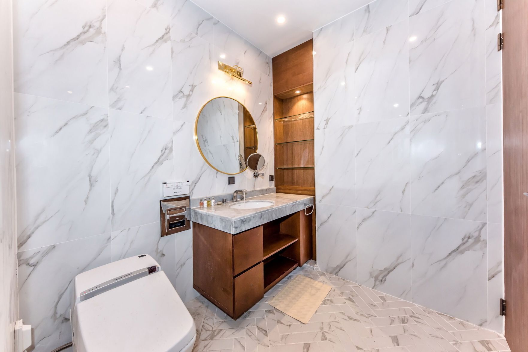 Artículos de tocador de diseñador, secador de pelo, batas, pantuflas