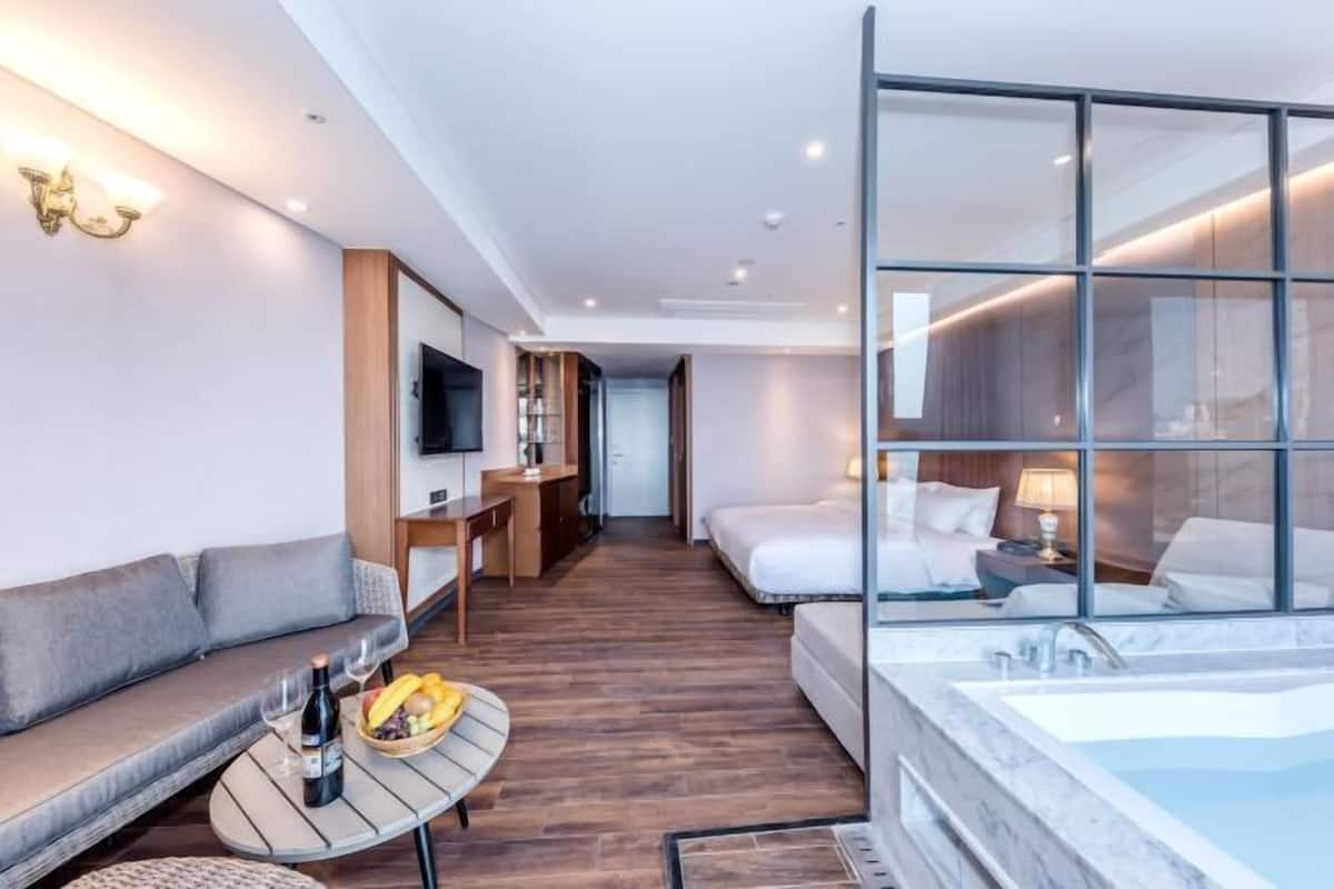 2 bedrooms, minibar, in-room safe, desk