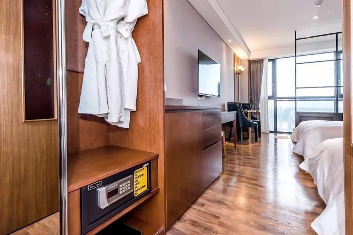 2 bedrooms, minibar, in-room safe, desk