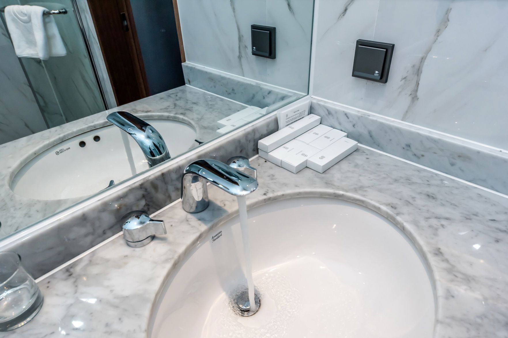 Artículos de tocador de diseñador, secador de pelo, batas, pantuflas