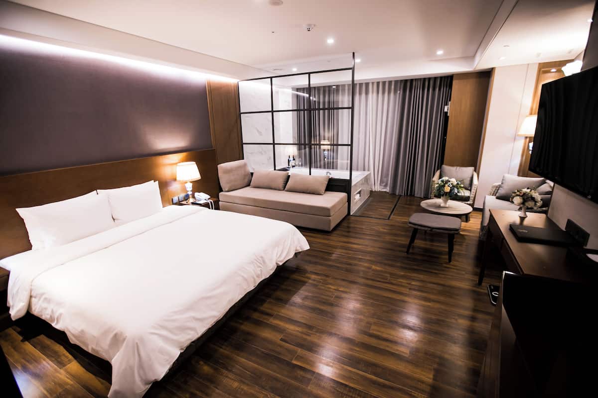 Suite Ocean (Free use of Infinity Pool included) | Living area | Flat-screen TV