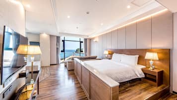 1 dormitorio, minibar, caja fuerte y escritorio