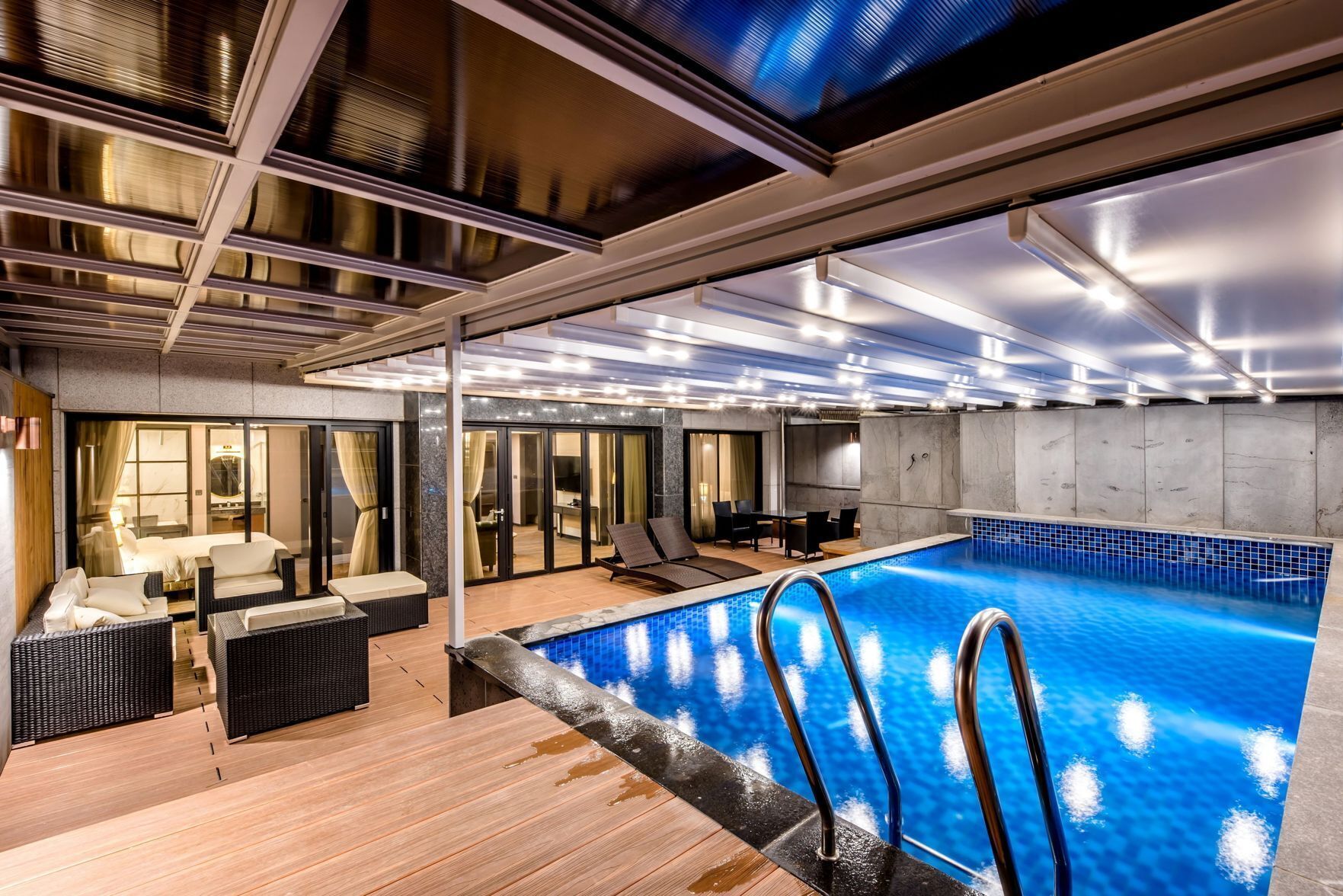 Una piscina al aire libre, camas de piscina con cargo