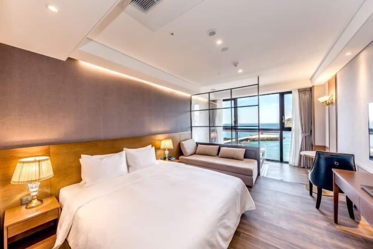1 bedroom, minibar, in-room safe, desk
