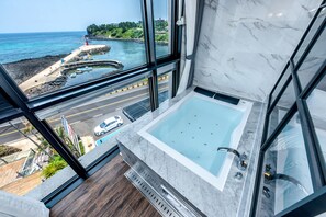 Amenidades de baƱo de diseƱador, secadora de cabello, batas, pantuflas