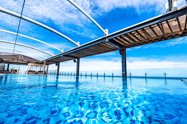 Piscine extérieure, tentes de plage, chaises longues