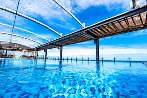 Hồ bơi ngoài trời, mở cửa từ 9:00 đến 22:00, lều (phụ phí) 