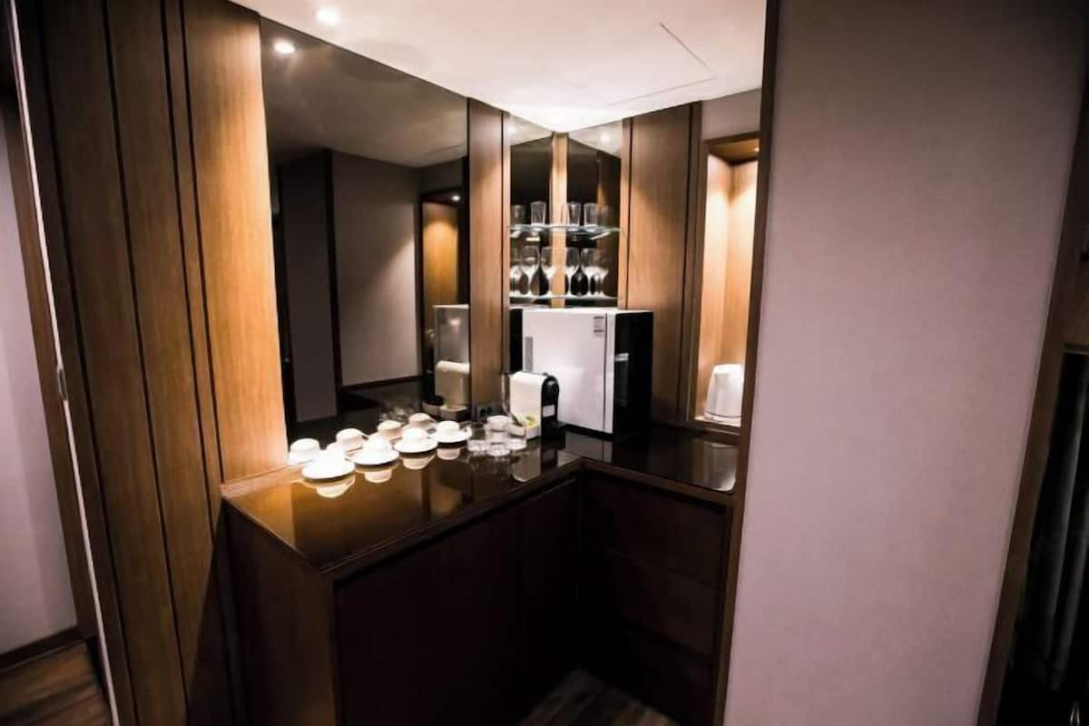 2 bedrooms, minibar, in-room safe, desk
