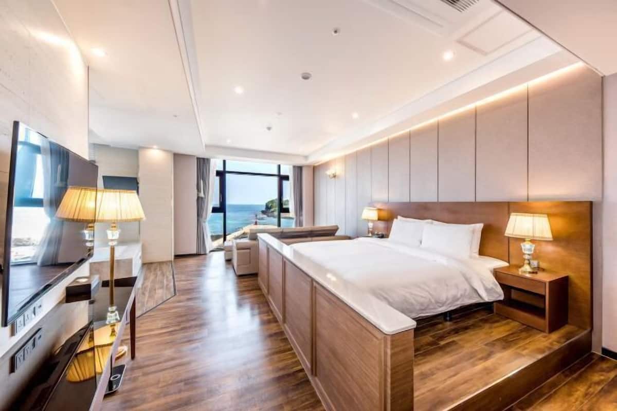 1 bedroom, minibar, in-room safe, desk