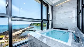 2 bedrooms, minibar, in-room safe, desk