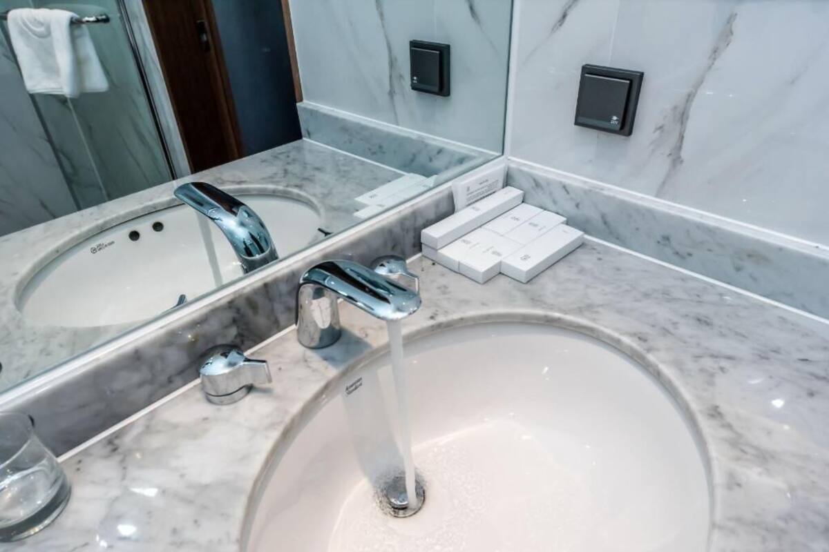 Artículos de tocador de diseñador, secador de pelo, batas, pantuflas