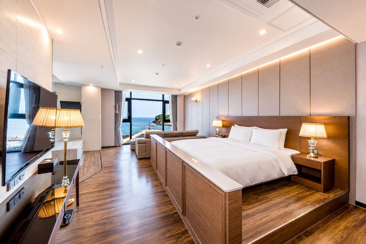 Oceano Ocean Suite (Free use of Infinity Pool included) | 1 bilik tidur, bar mini, peti besi dalam bilik, meja 
