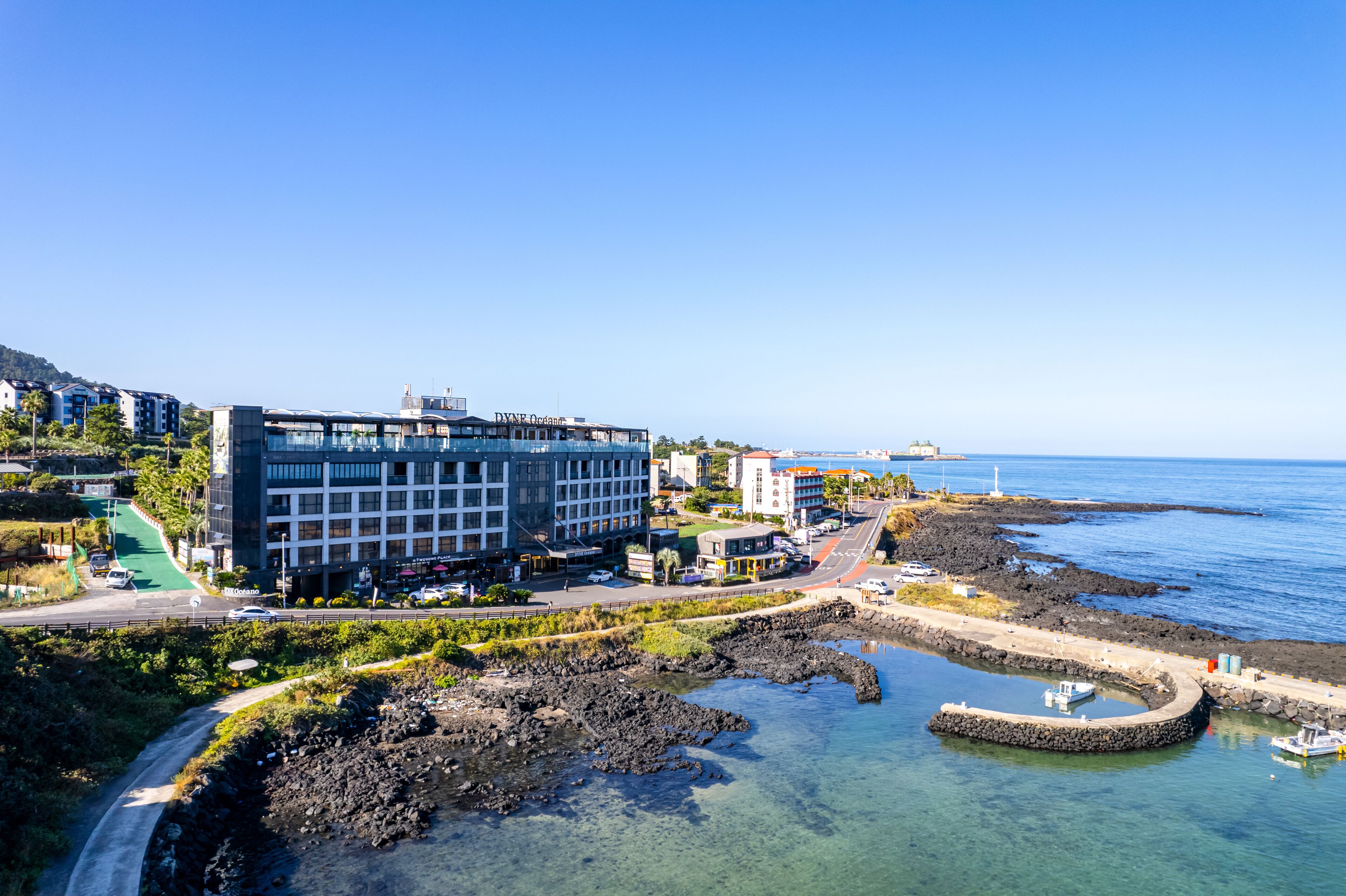 run of house (free use of infinity pool) | 1 bedroom, minibar, in-room safe, desk