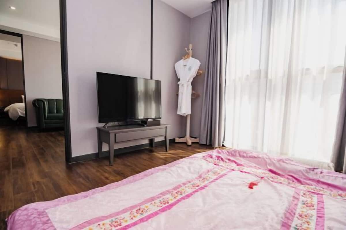 2 bedrooms, minibar, in-room safe, desk
