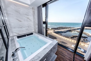 Suite Ocean (Free use of Infinity Pool included) | Bathroom | Separate bathtub and shower, jetted bath, designer toiletries