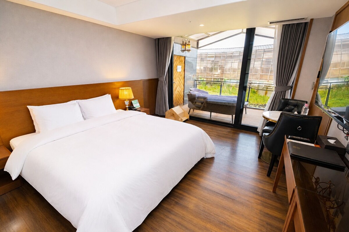 Terrace Double (Handicap, Pet-Friendly)(Free use of Infinity Pool included) | 1 bilik tidur, bar mini, peti besi dalam bilik, meja 