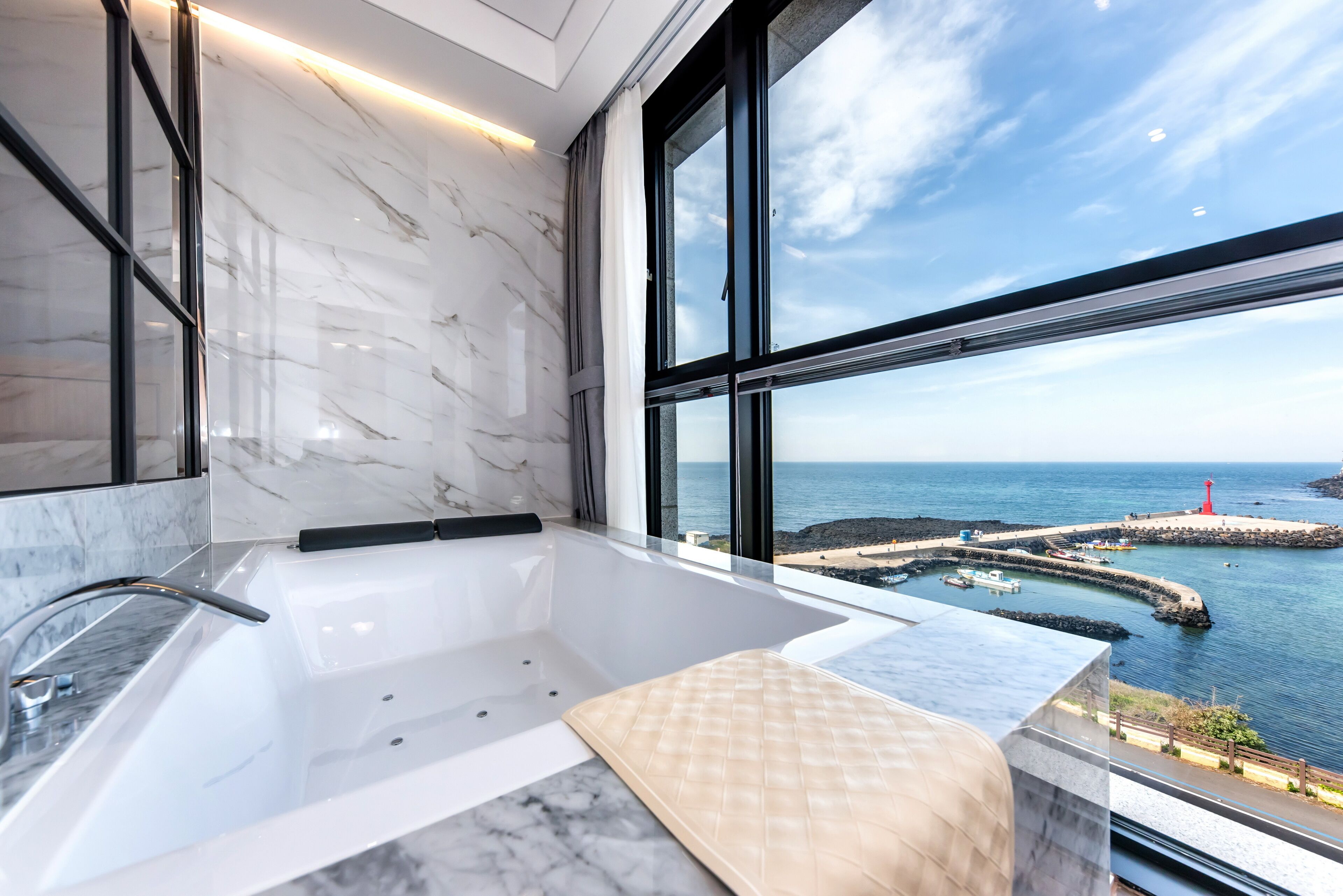 separate bathtub and shower, jetted bath, designer toiletries