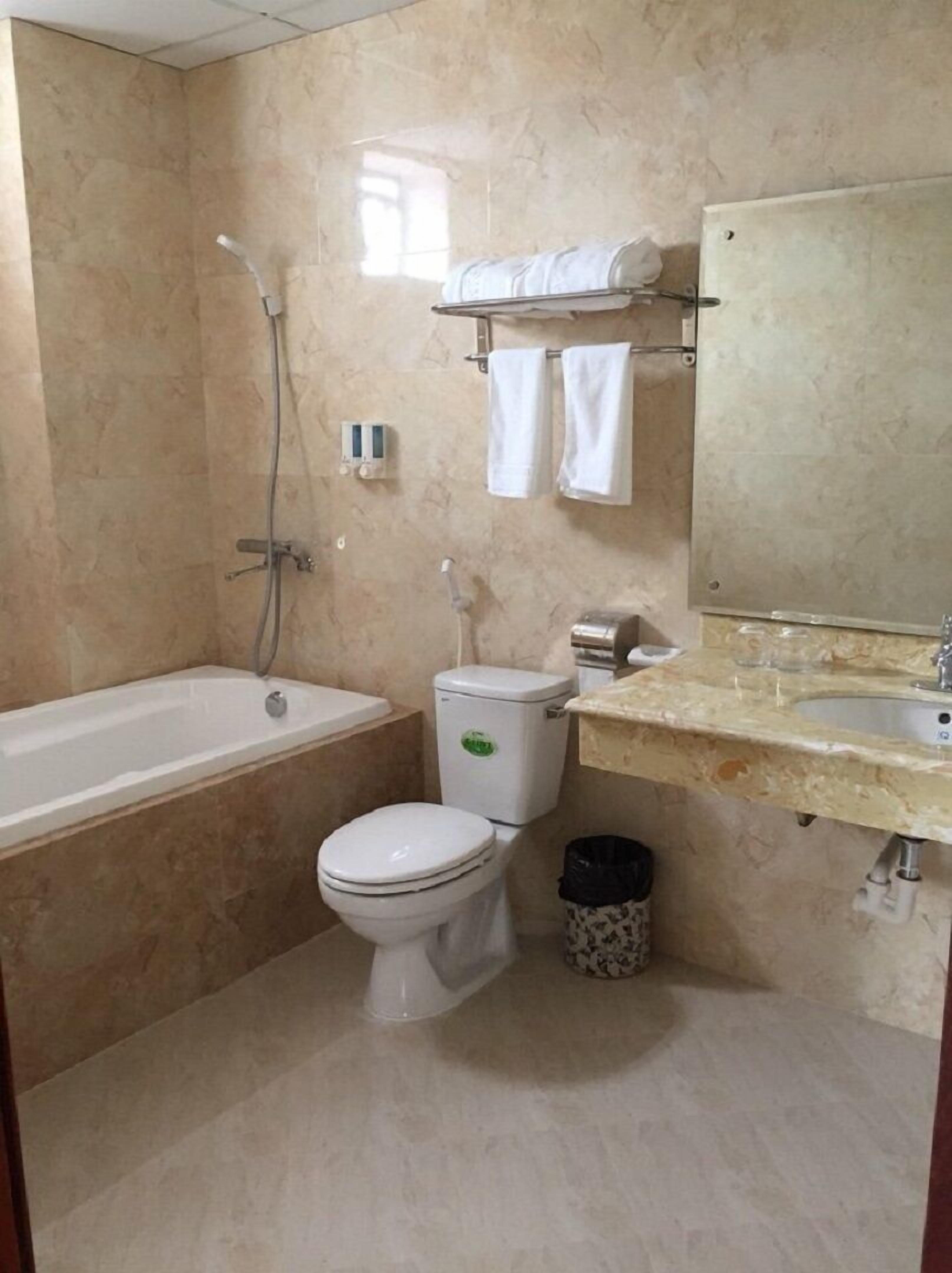 Suite | Bathroom | Shower, free toiletries, hair dryer