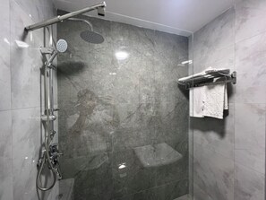 Dusj, designertoalettartikler, hårføner og tøfler