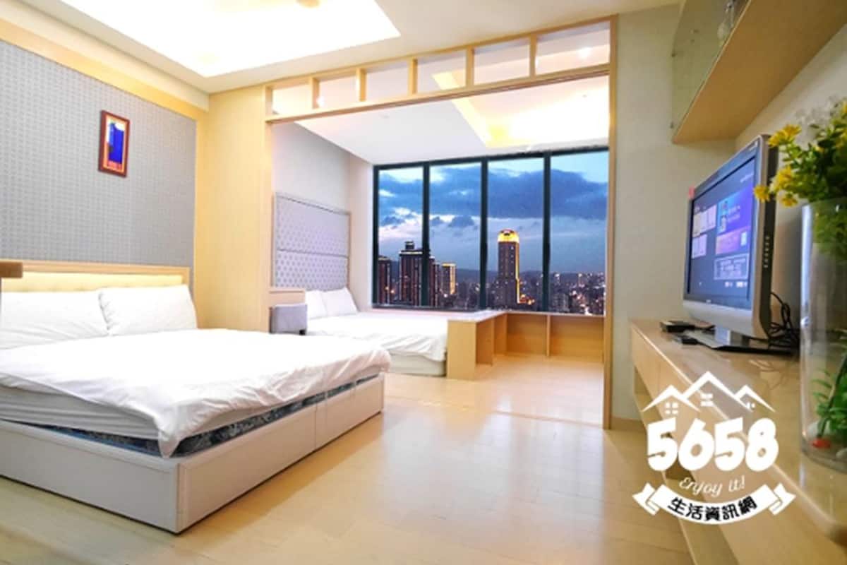 Una habitación de hotel moderna con una cama grande, un escritorio y una televisión.