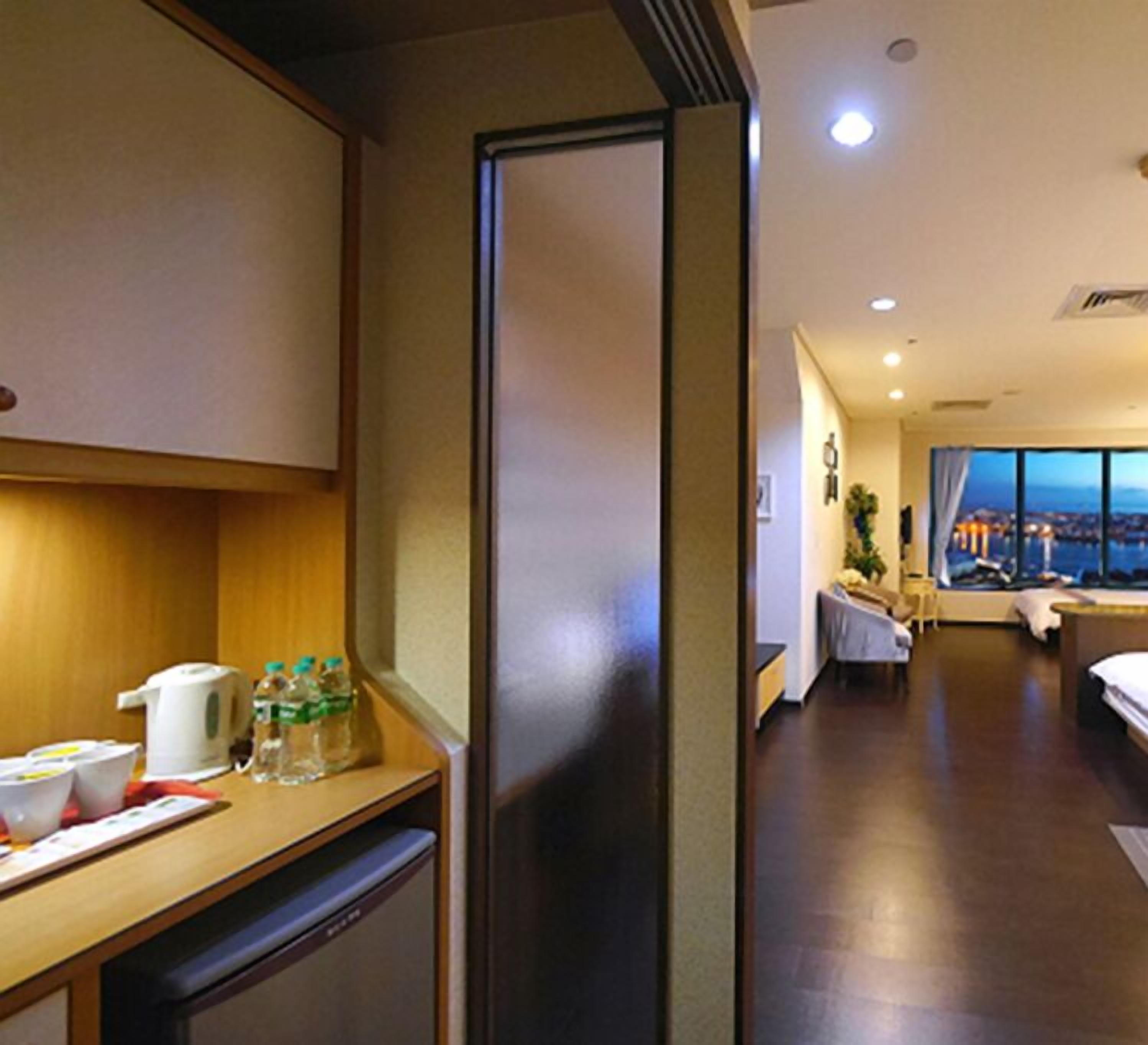 luxury suite, 1 bedroom | premium bedding, blackout curtains, free wifi, bed sheets