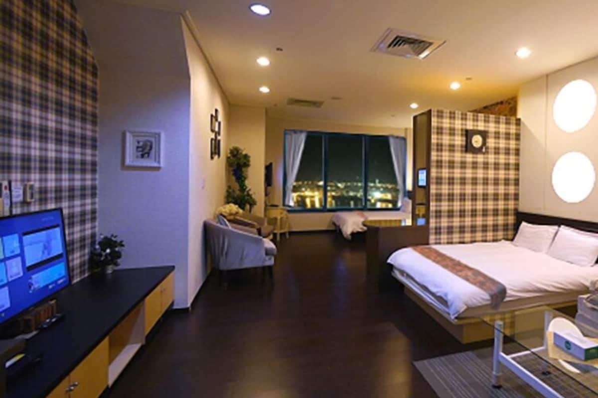 Ropa de cama de alta calidad, cortinas blackout y wifi gratis