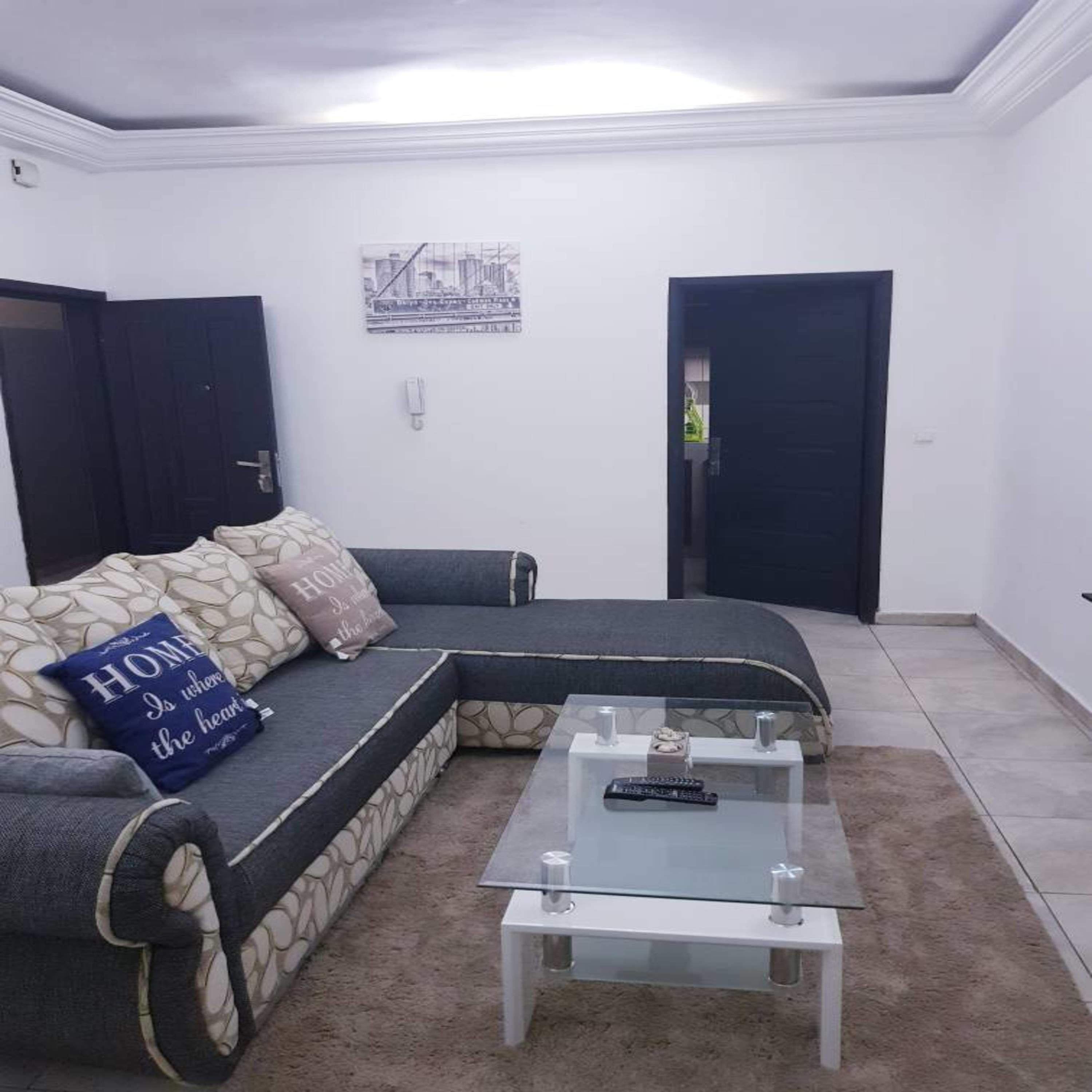 Căn hộ tiện nghi đơn giản, ban công, quang cảnh thành phố | Khu phòng khách | TV màn hình phẳng 