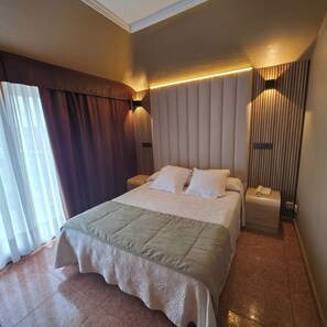 Double or Twin Room | Peti besi dalam bilik, meja, Wi-fi percuma, cadar katil 