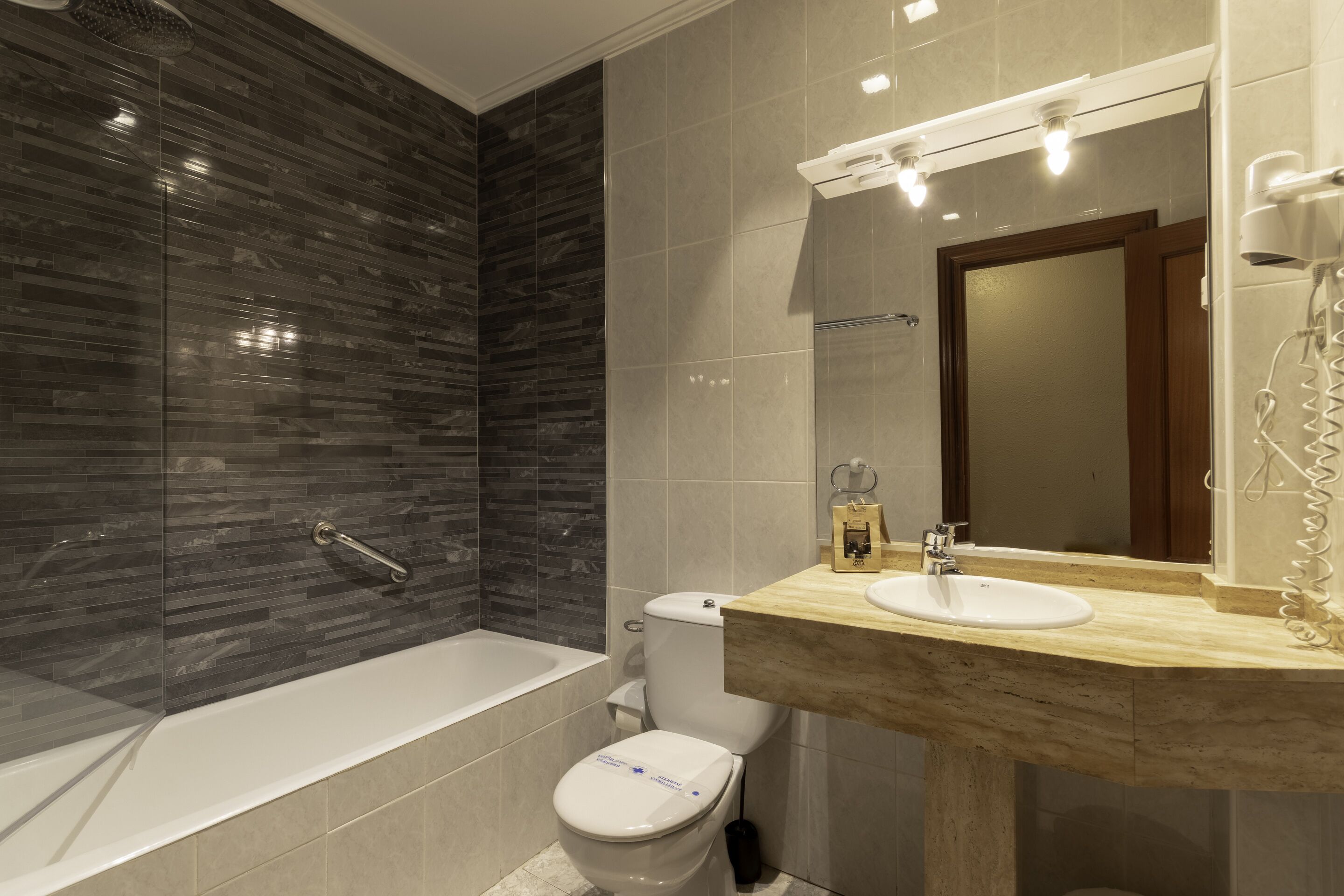 bathtub, free toiletries, towels