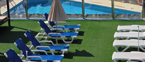 Kauden mukainen ulkouima-allas