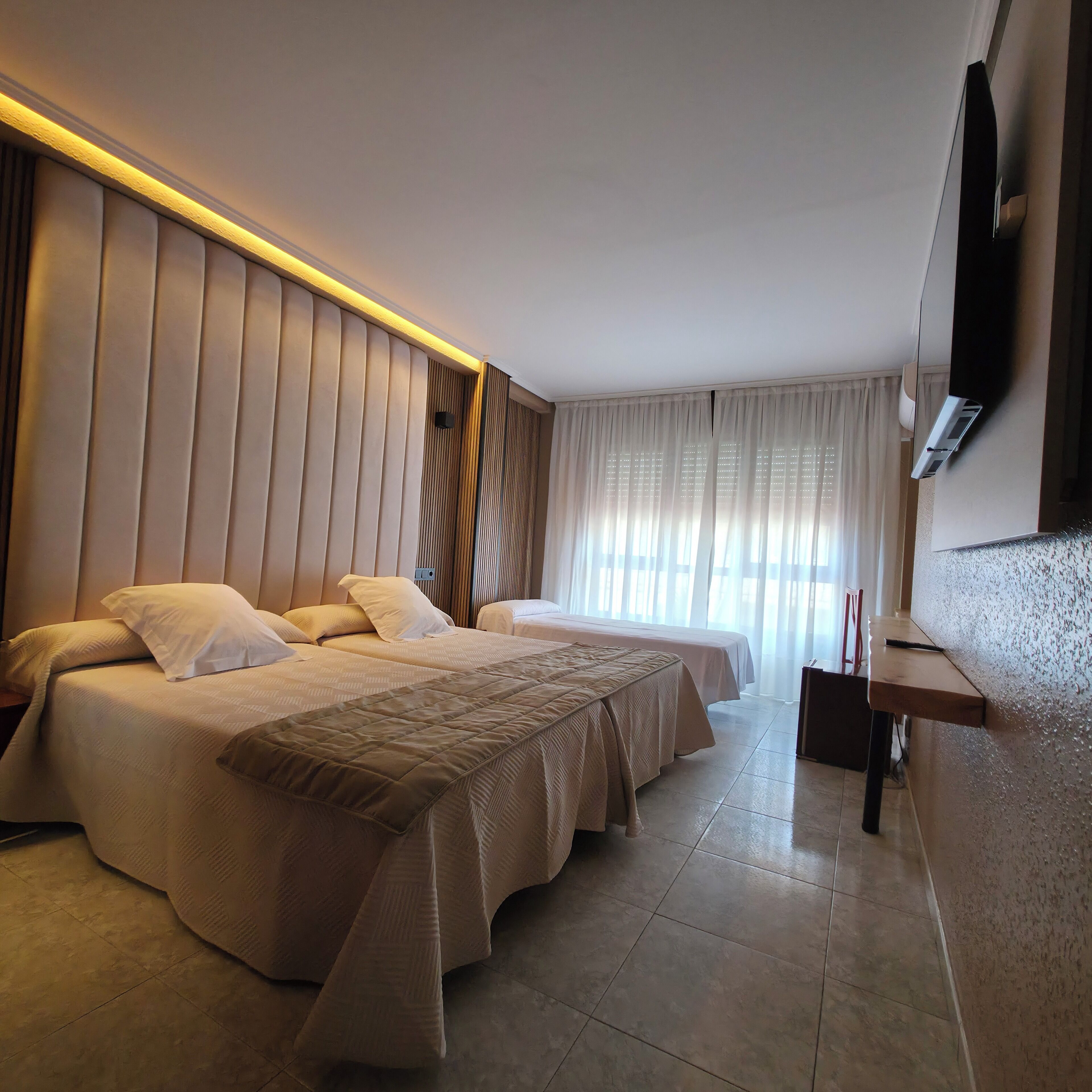 triple room | in-room safe, desk, free wifi, bed sheets