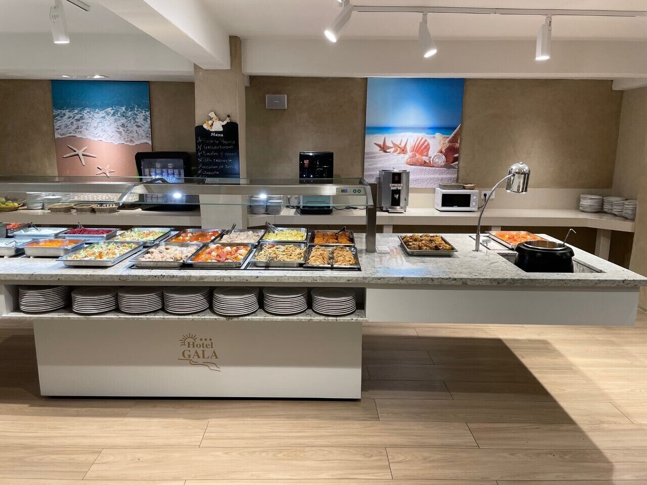 Ein reichhaltiges Buffet mit verschiedenen Speisen und einer Kaffeemaschine.