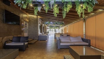 Una televisión de pantalla plana