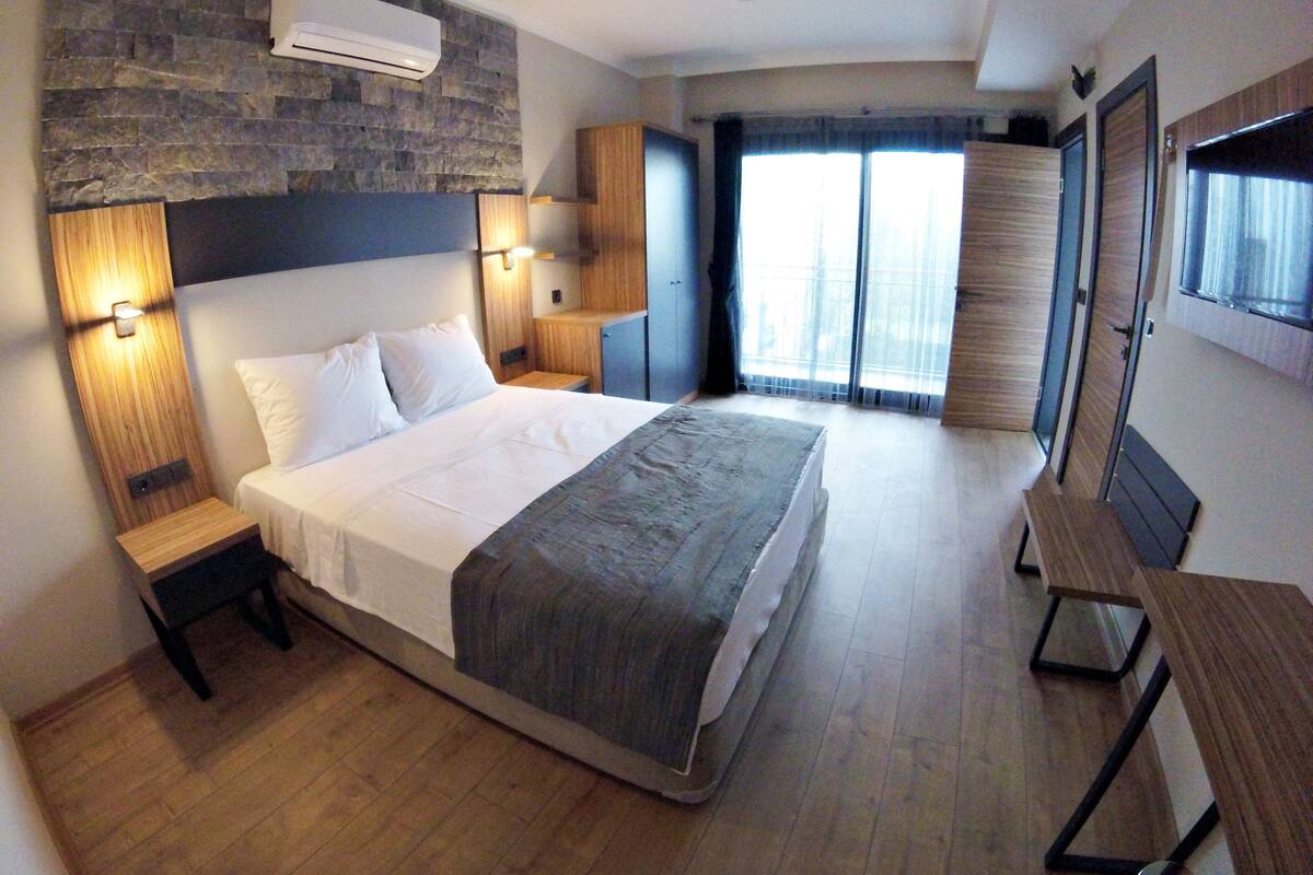In-room safe, desk, soundproofing, WiFi (free)