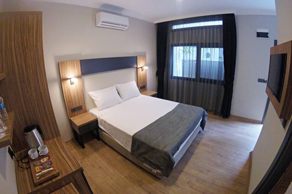 In-room safe, desk, soundproofing, WiFi (free)