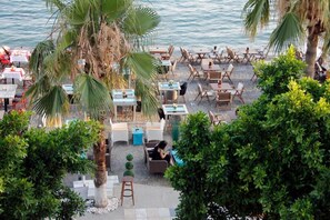 Private beach, black sand, sun loungers, beach umbrellas - Akkan Plus Hotel (Bodrum)